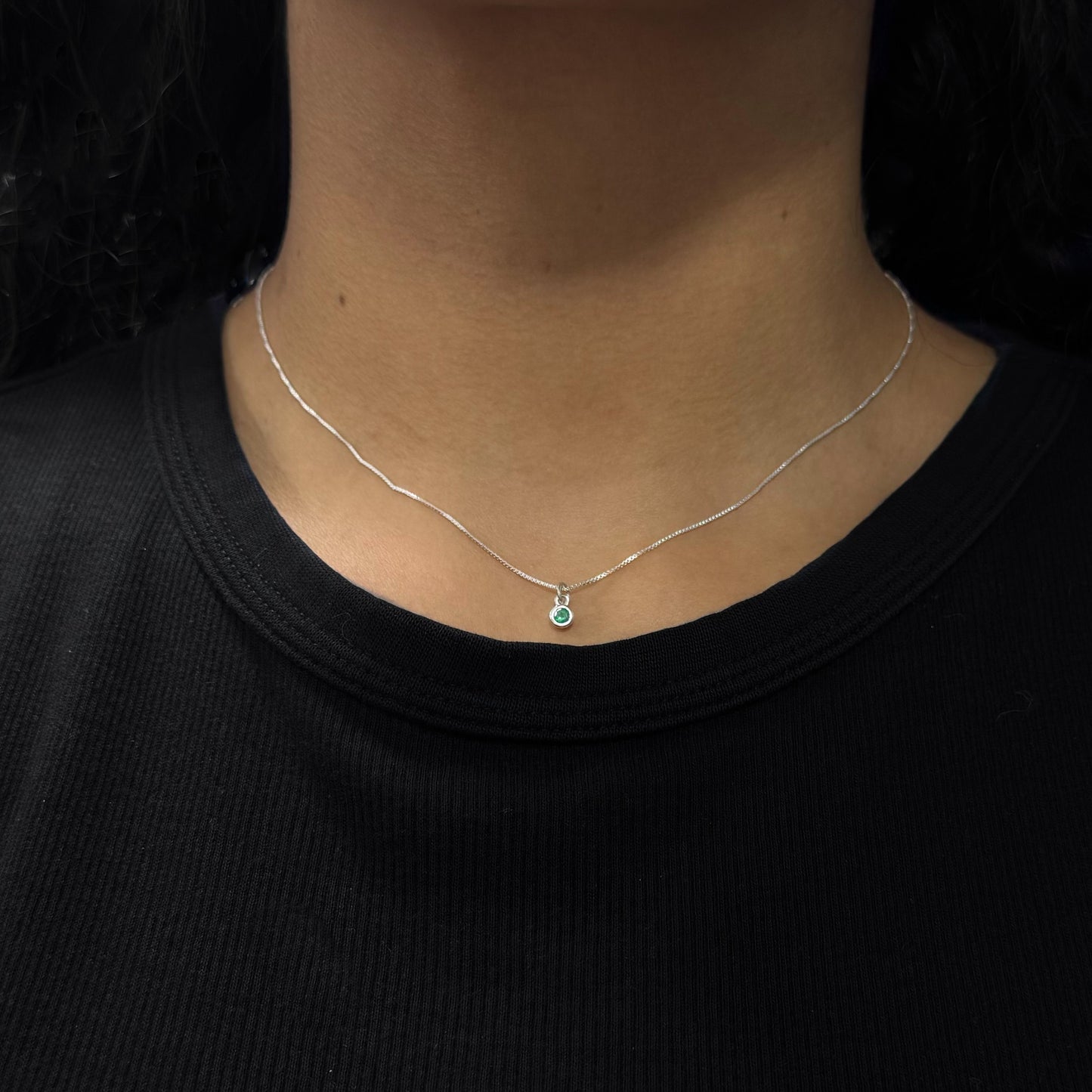 Collar Esmeralda flotante