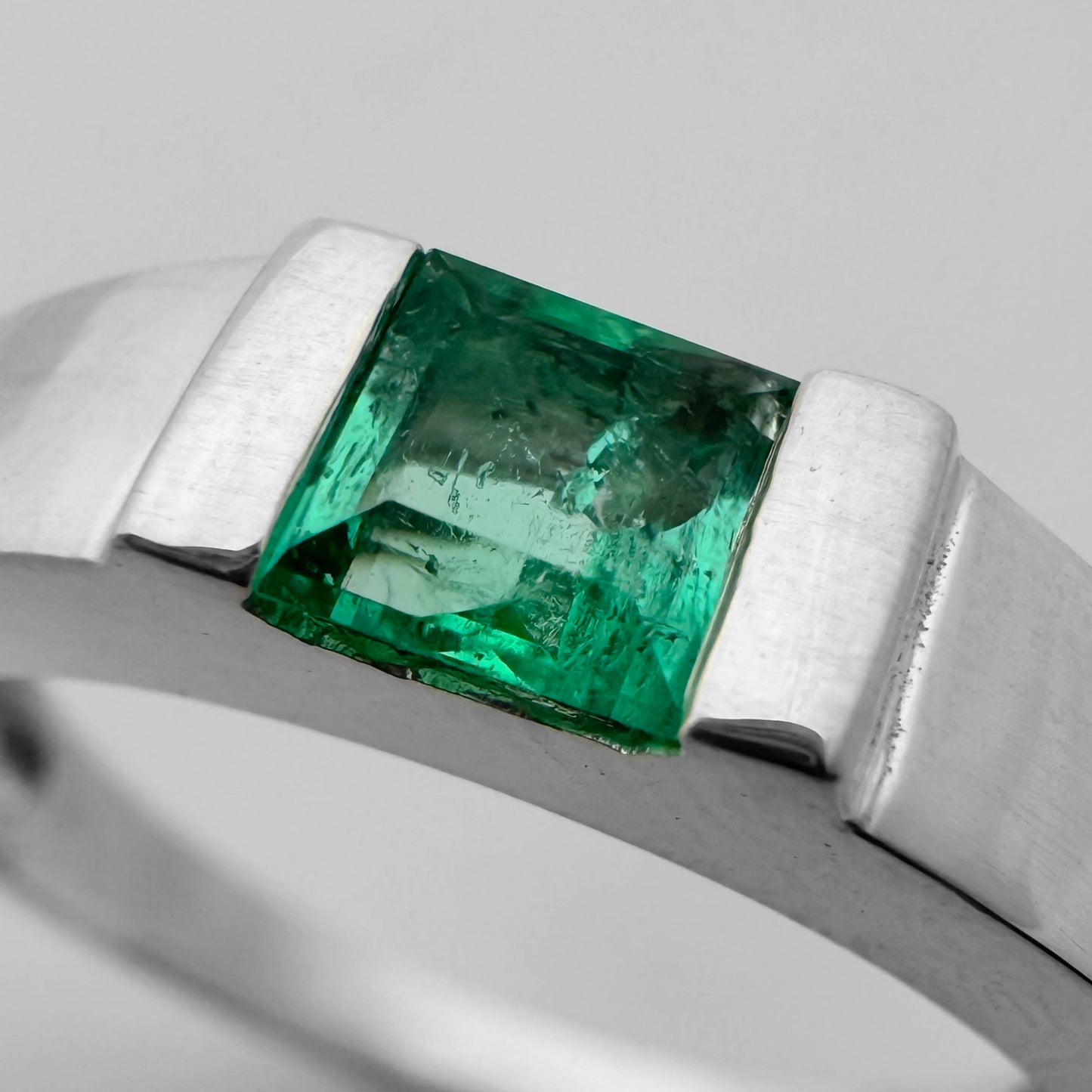 Anillo de hombre con Esmeralda