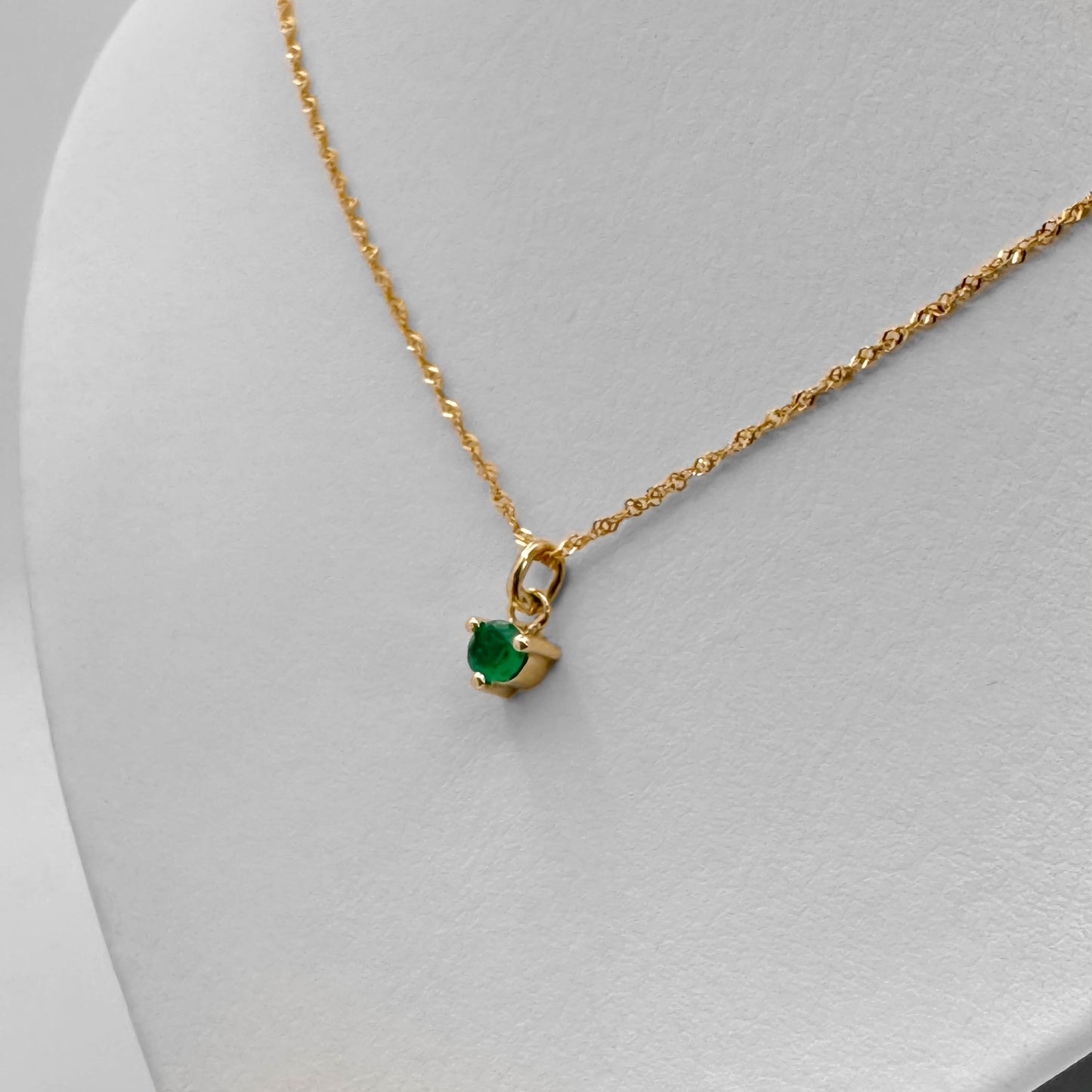 Dije Oro 18k y Esmeralda redonda