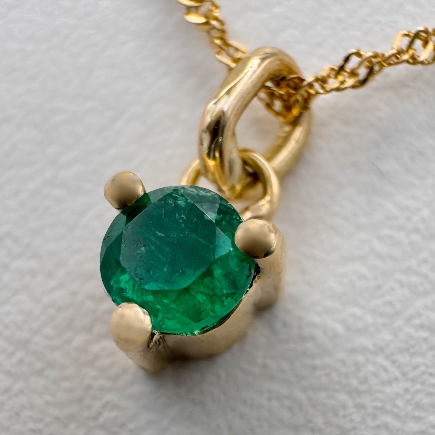 Dije Oro 18k y Esmeralda redonda