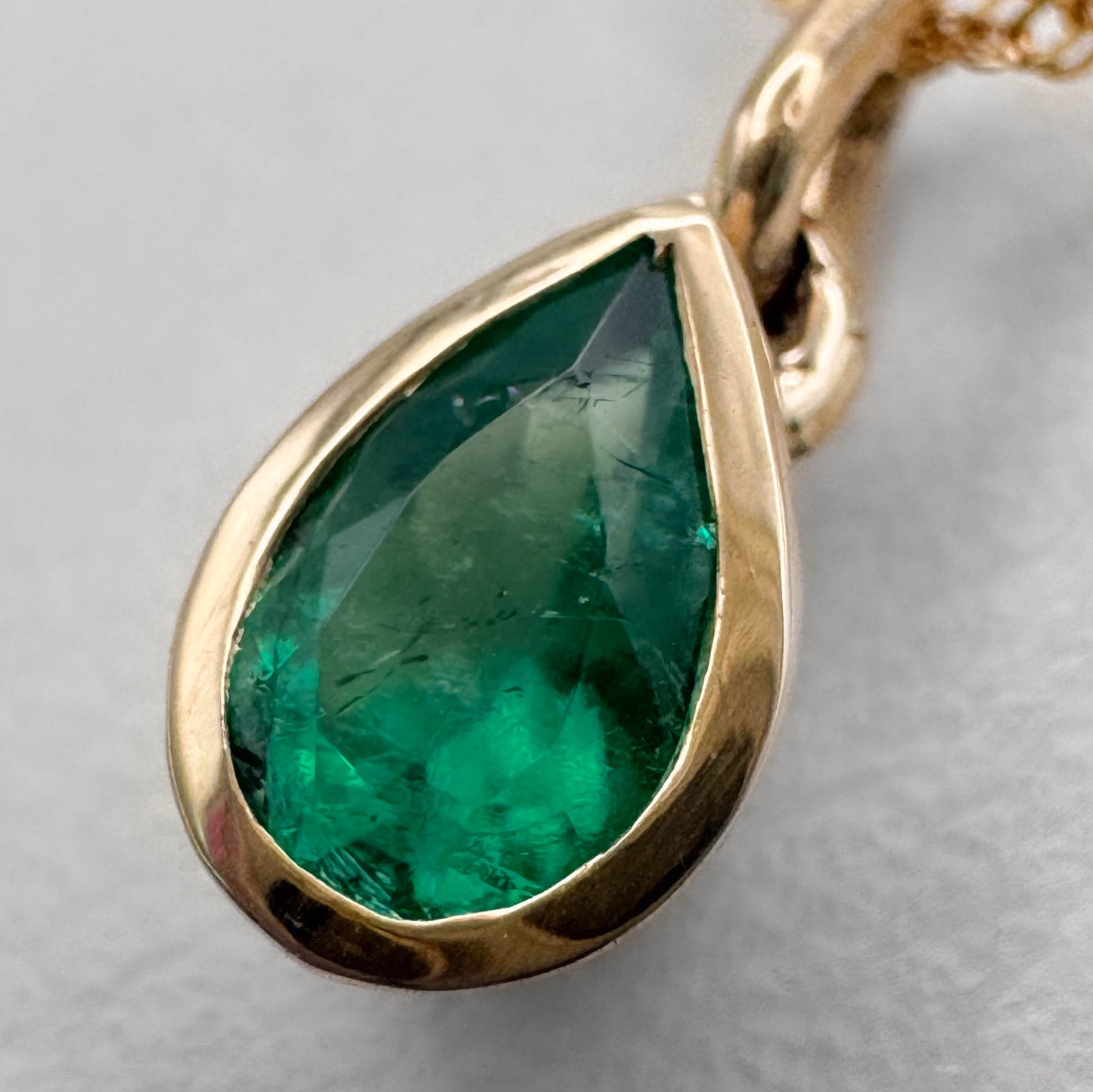 Dije Oro 18k y Esmeralda lágrima