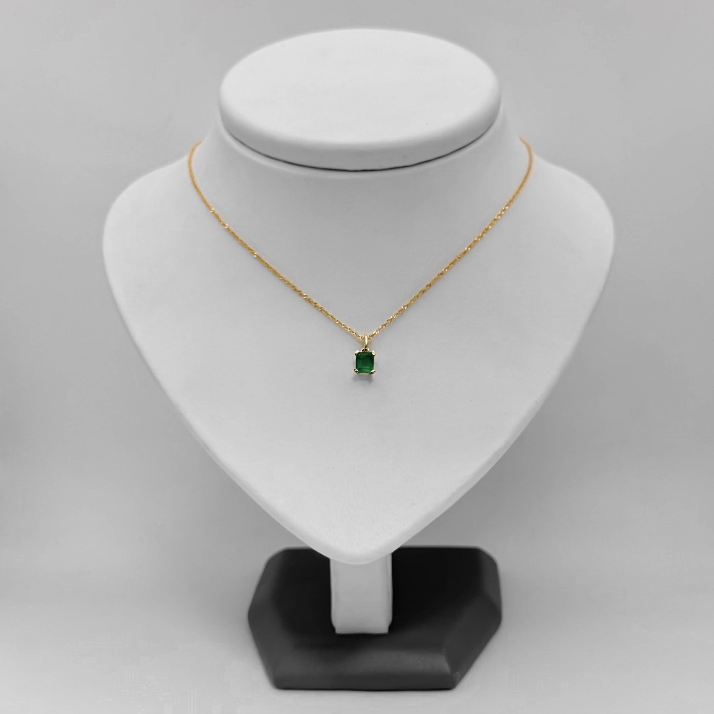 Dije Oro 18k y Esmeralda Cuadrada