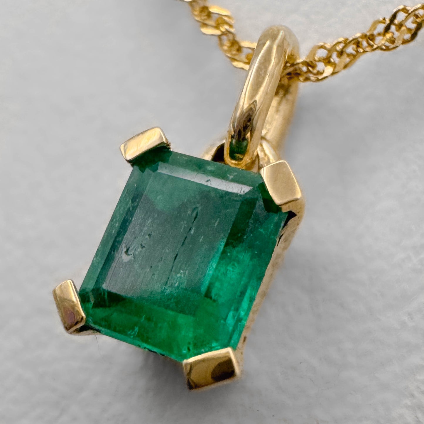 Dije Oro 18k y Esmeralda Cuadrada