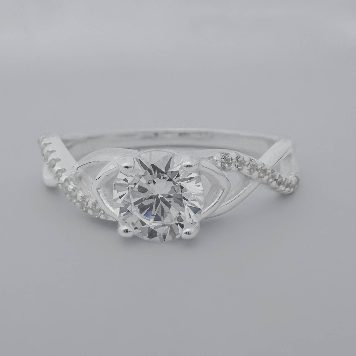 Anillo de compromiso cruzado