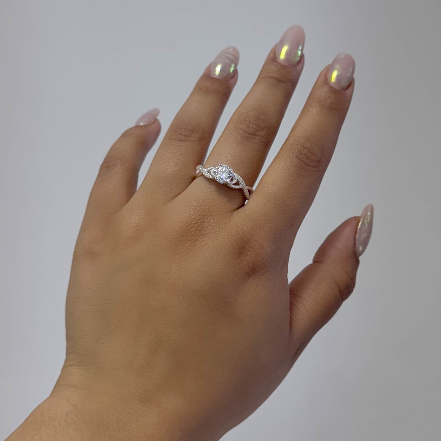 Anillo de compromiso cruzado