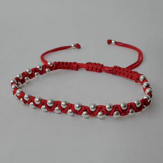Pulsera roja tejida con esferas
