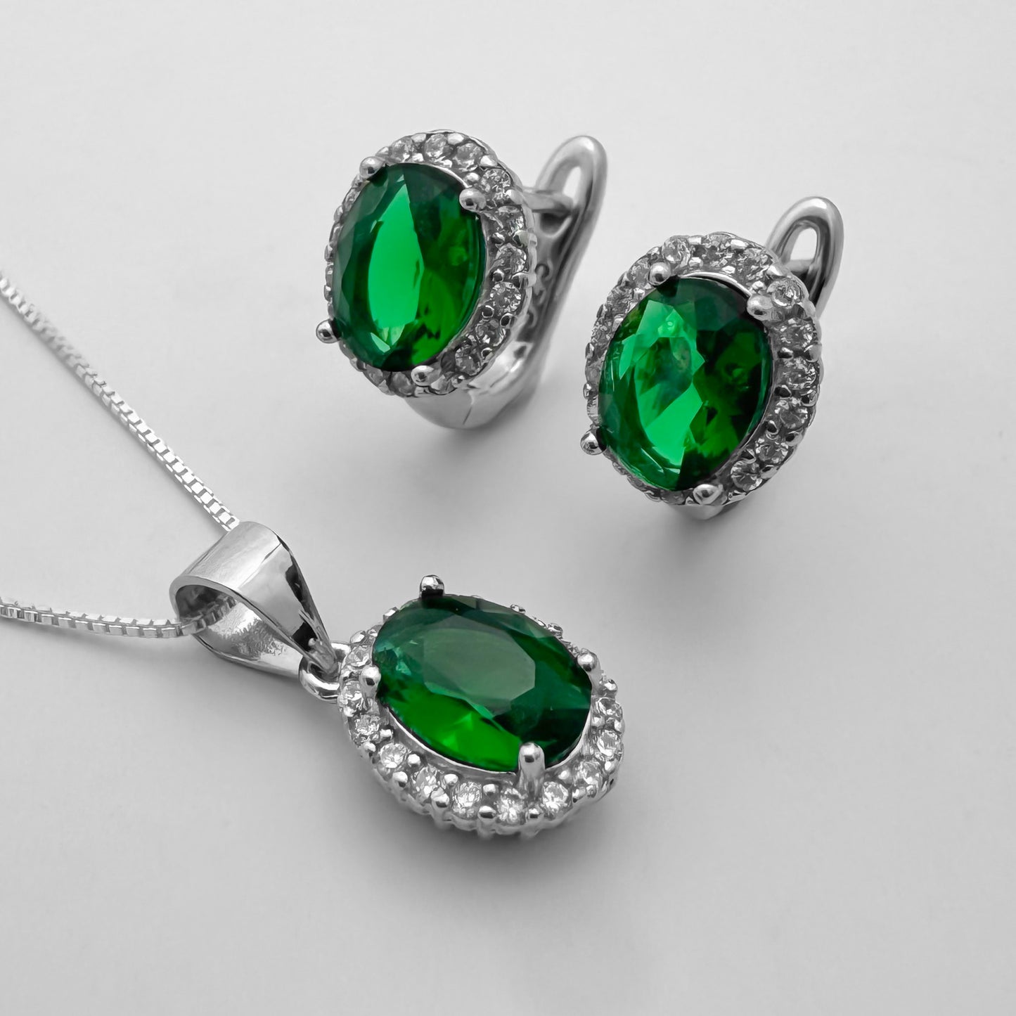 Juego con Zircones Grandes Verdes