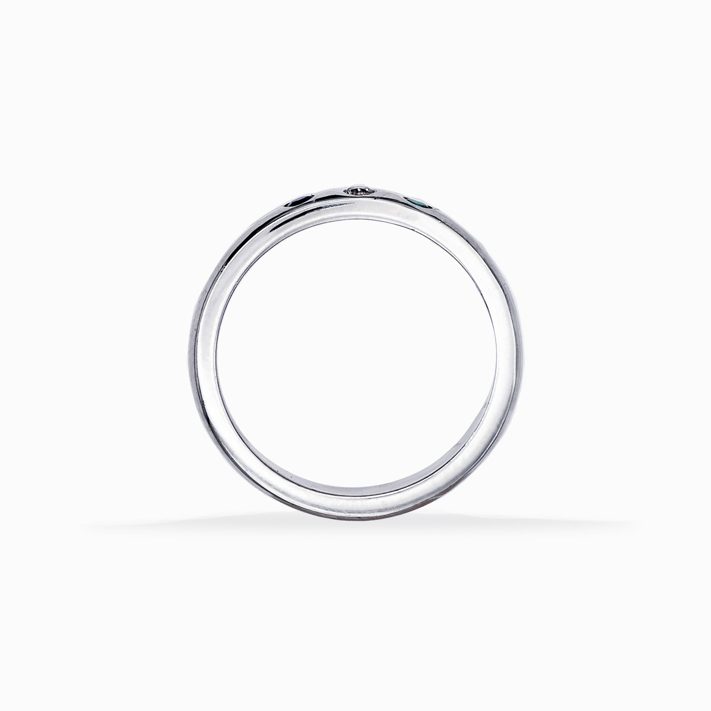 Argolla lisa de Plata Ley 925 pulida talla 6.5 con una esmeralda, un diamante y un zafiro engastados en línea.