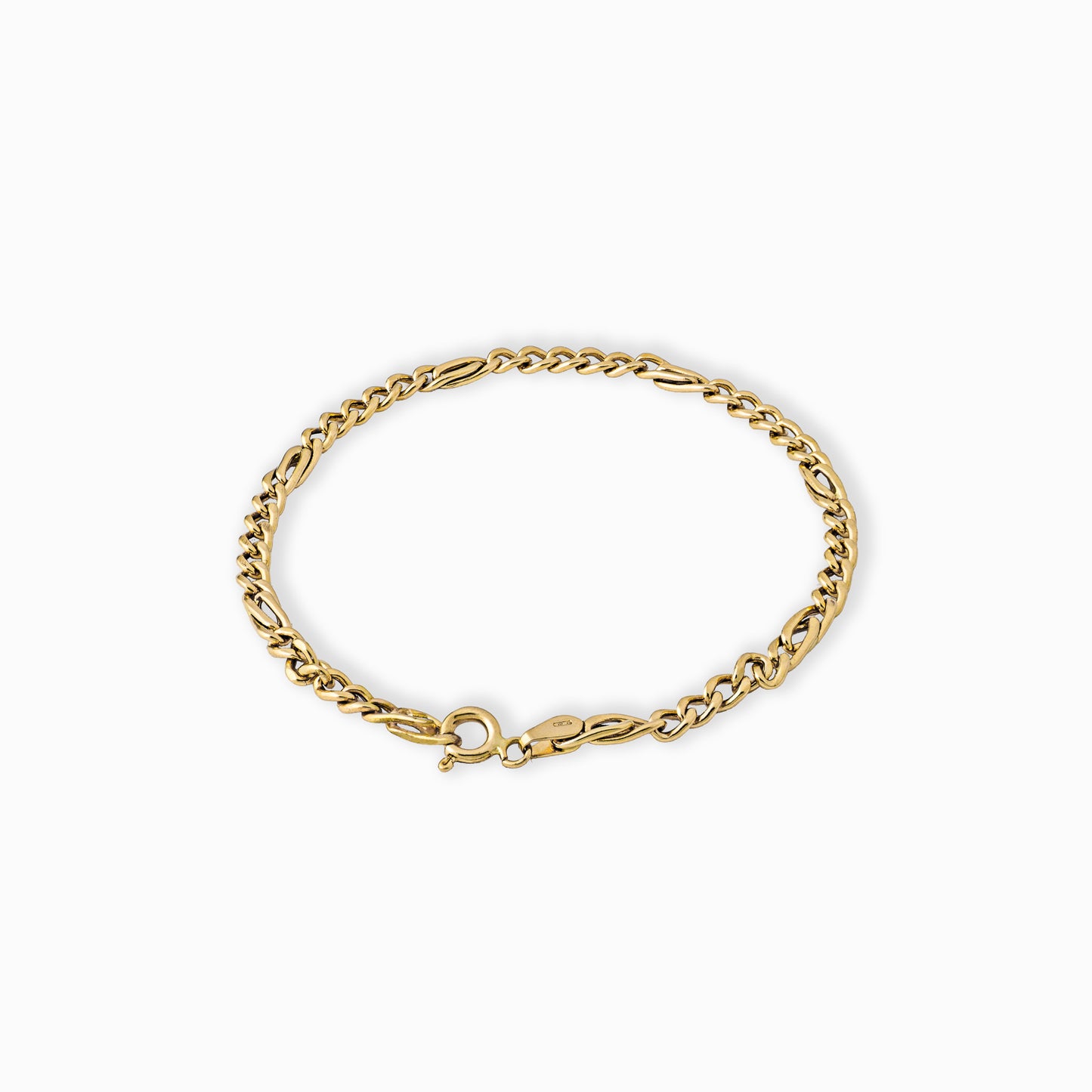 Pulsera de oro amarillo de 18 quilates con tejido tipo escalera de 4 mm de ancho y 20 cm de largo sobre fondo blanco.