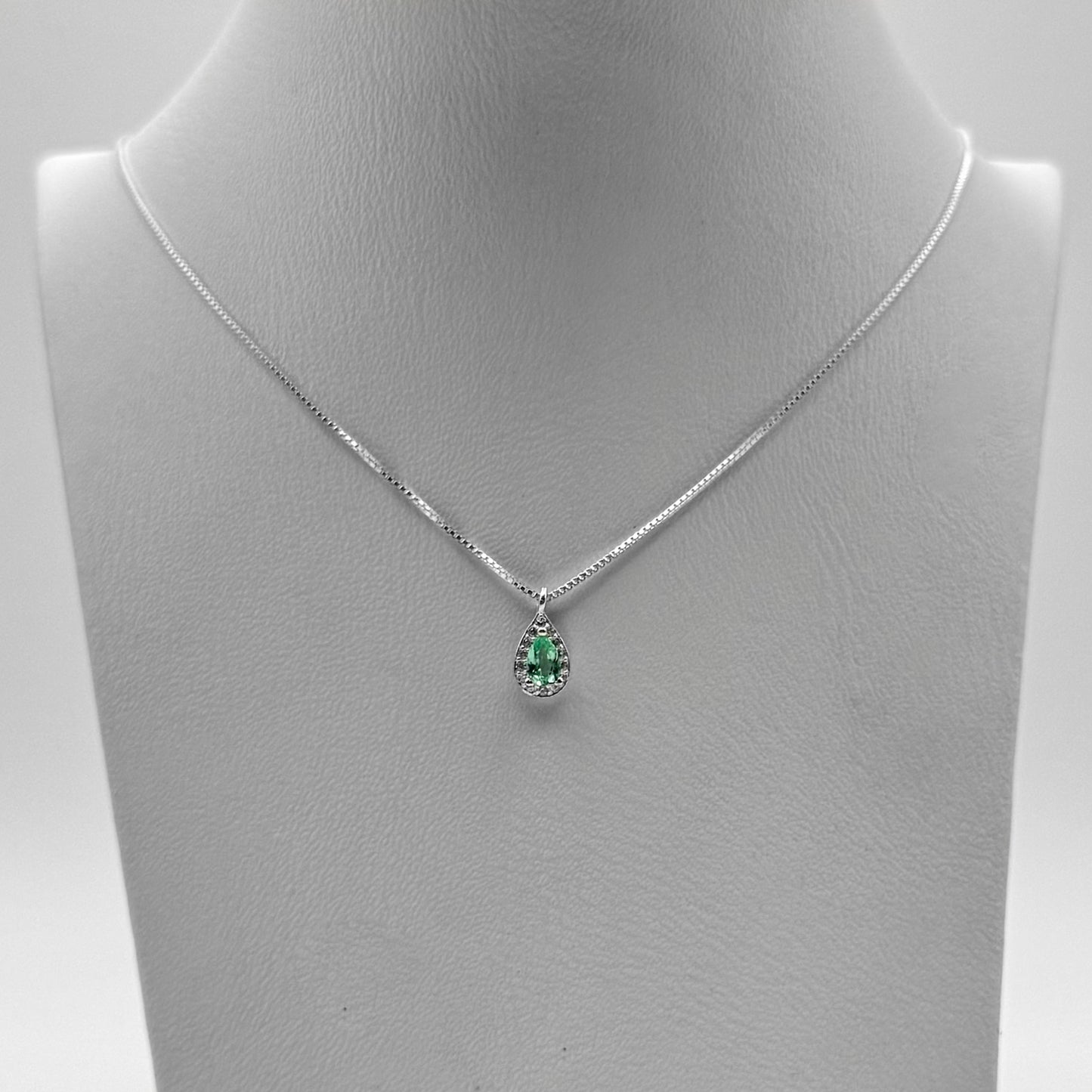 Collar lágrima con Esmeralda