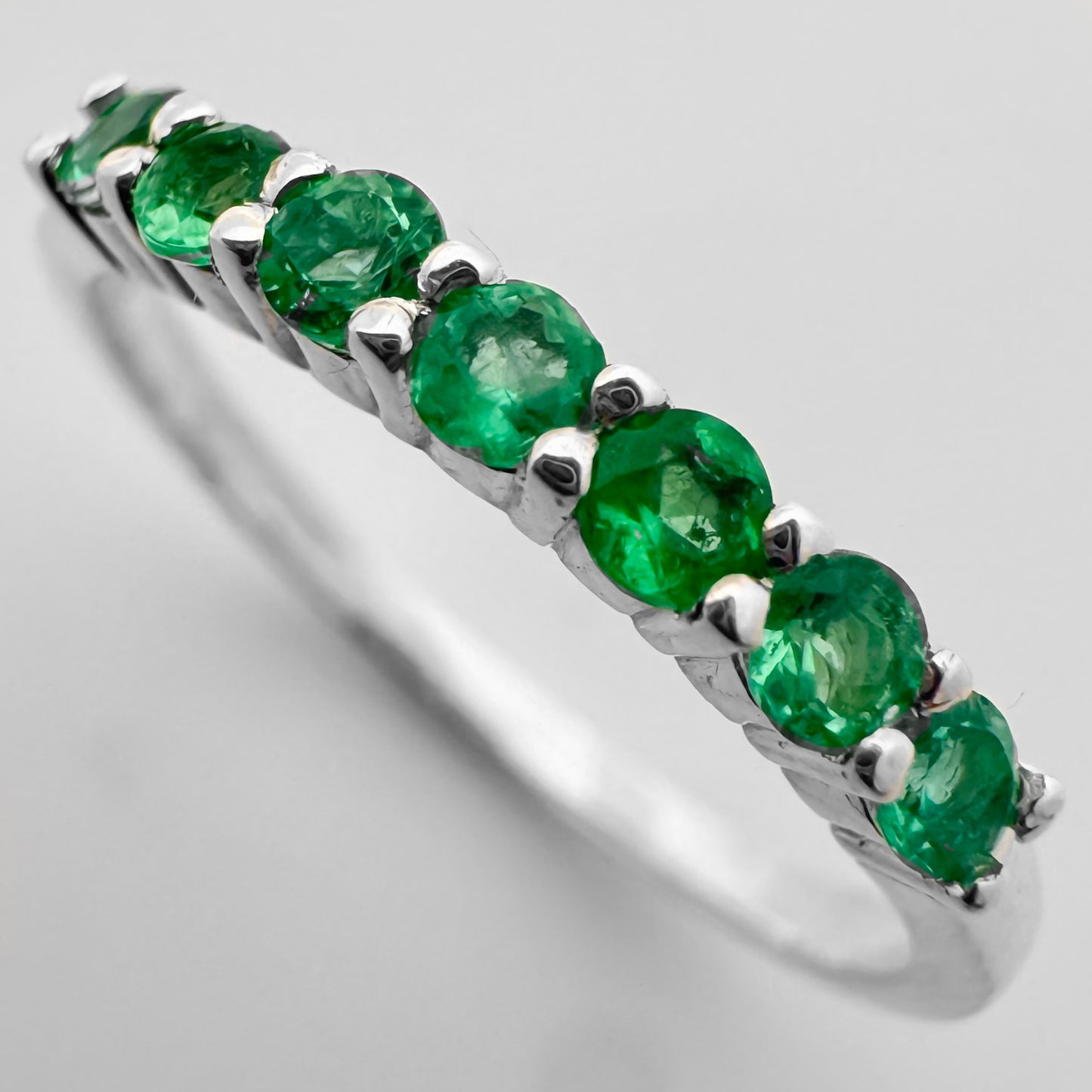 Anillo Cintillo con Esmeraldas