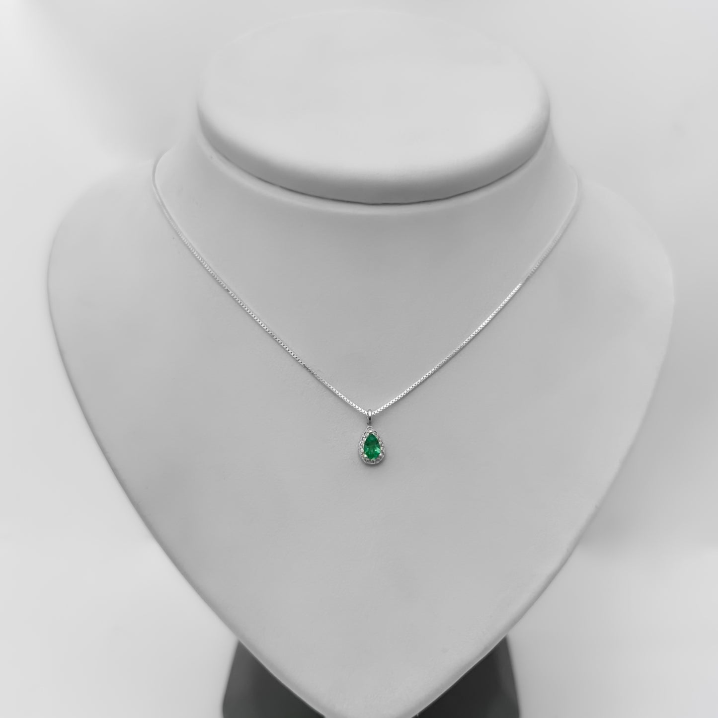 Collar lágrima con Esmeralda