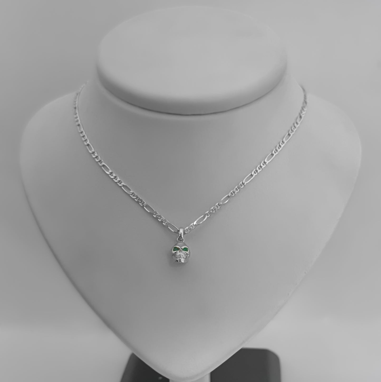 Dije Calavera con Esmeraldas