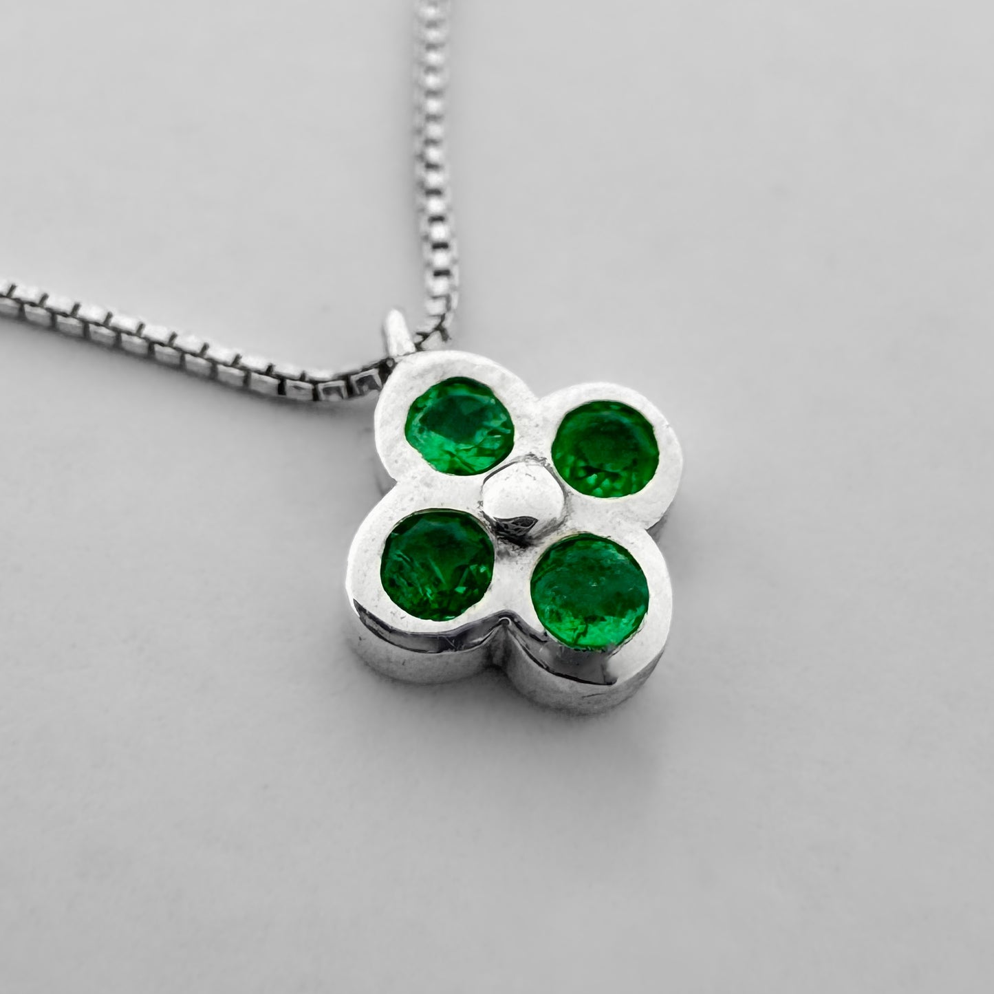 Collar Trebol con Esmeraldas
