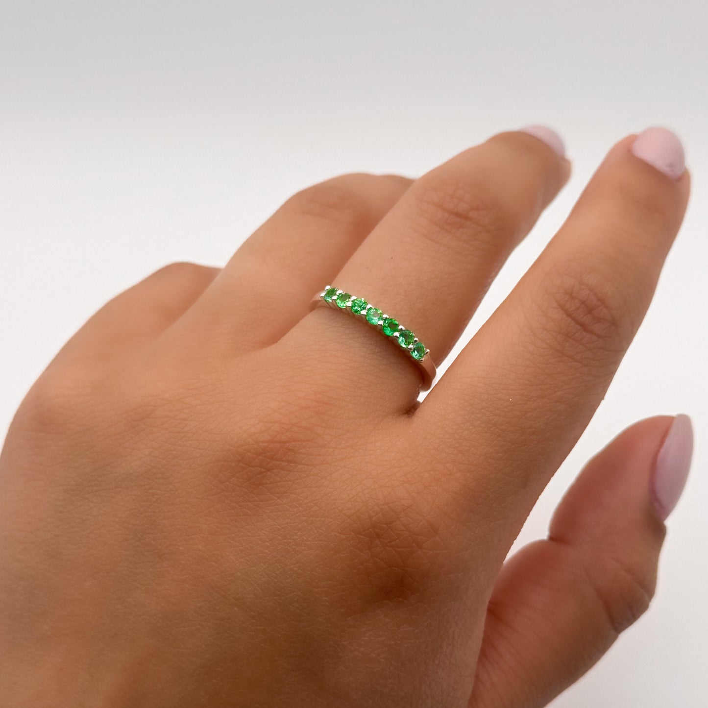 Anillo Cintillo con Esmeraldas