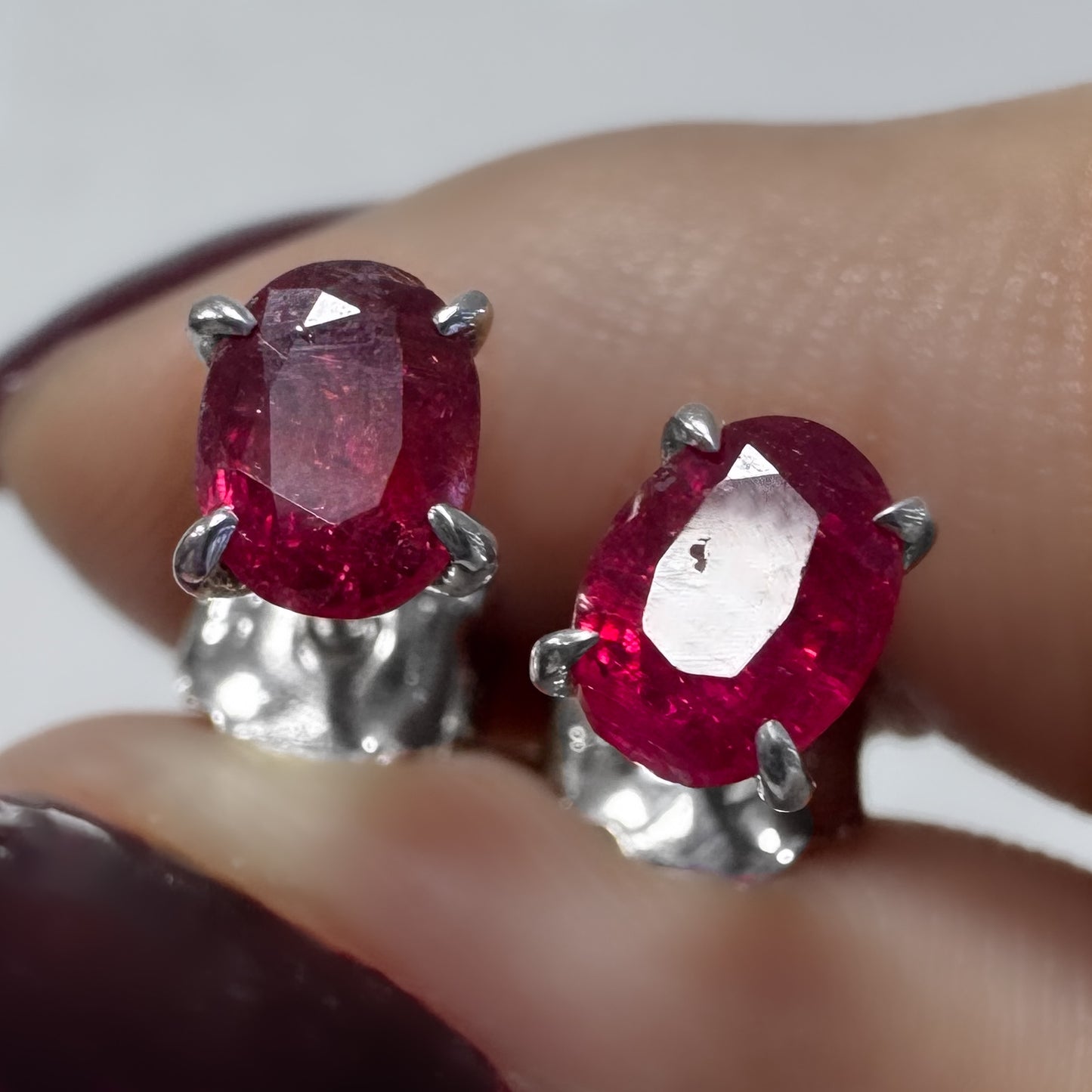 Topos en Plata Paladio con Rubies