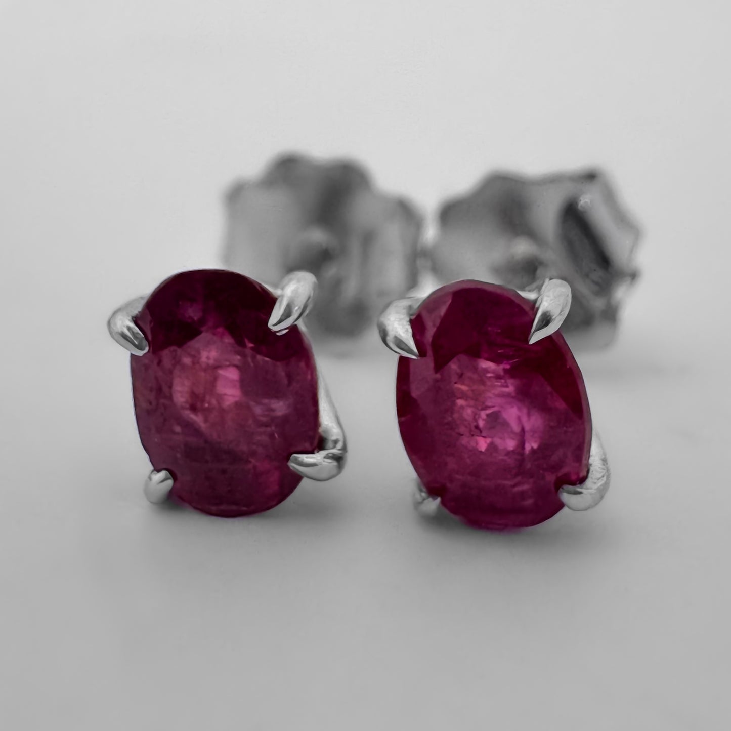 Topos en Plata Paladio con Rubies