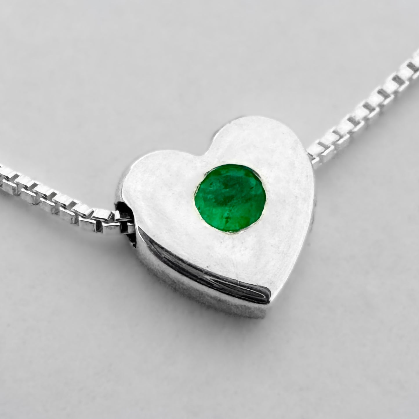 Collar con Inicial y Esmeralda