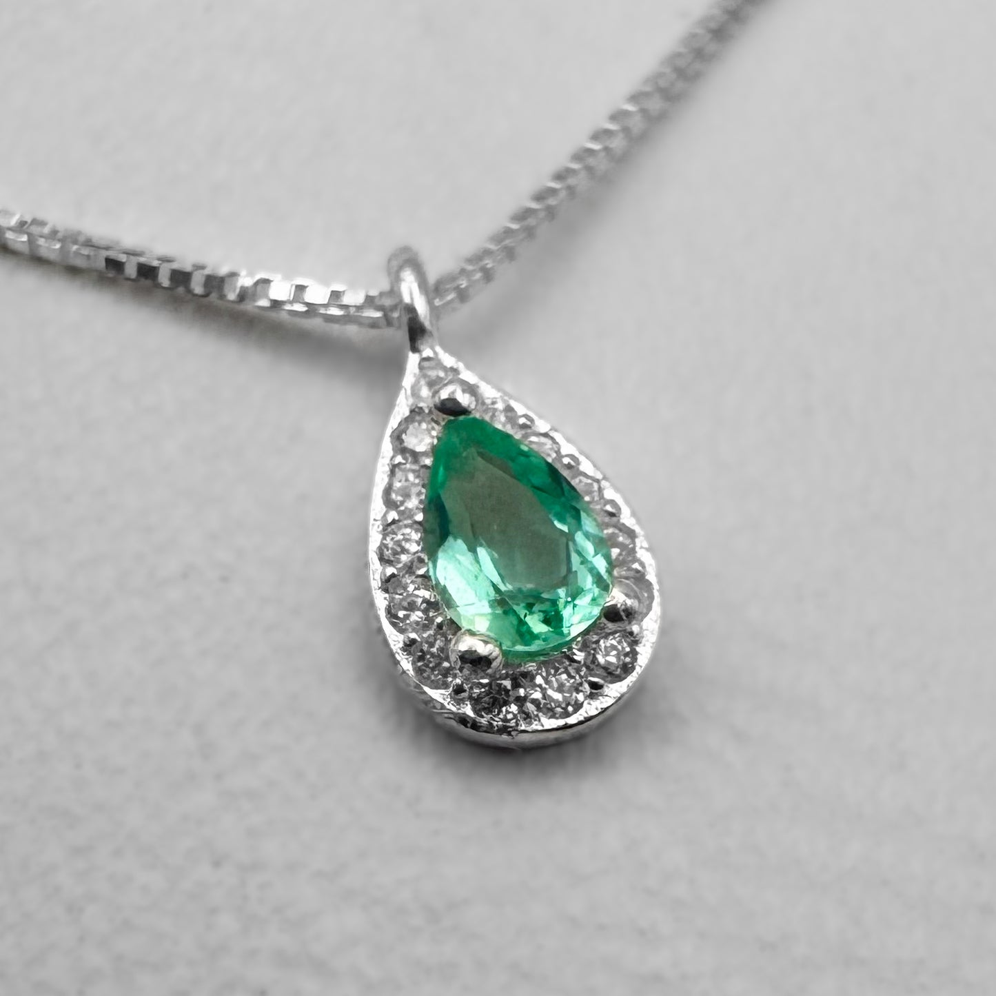 Collar lágrima con Esmeralda