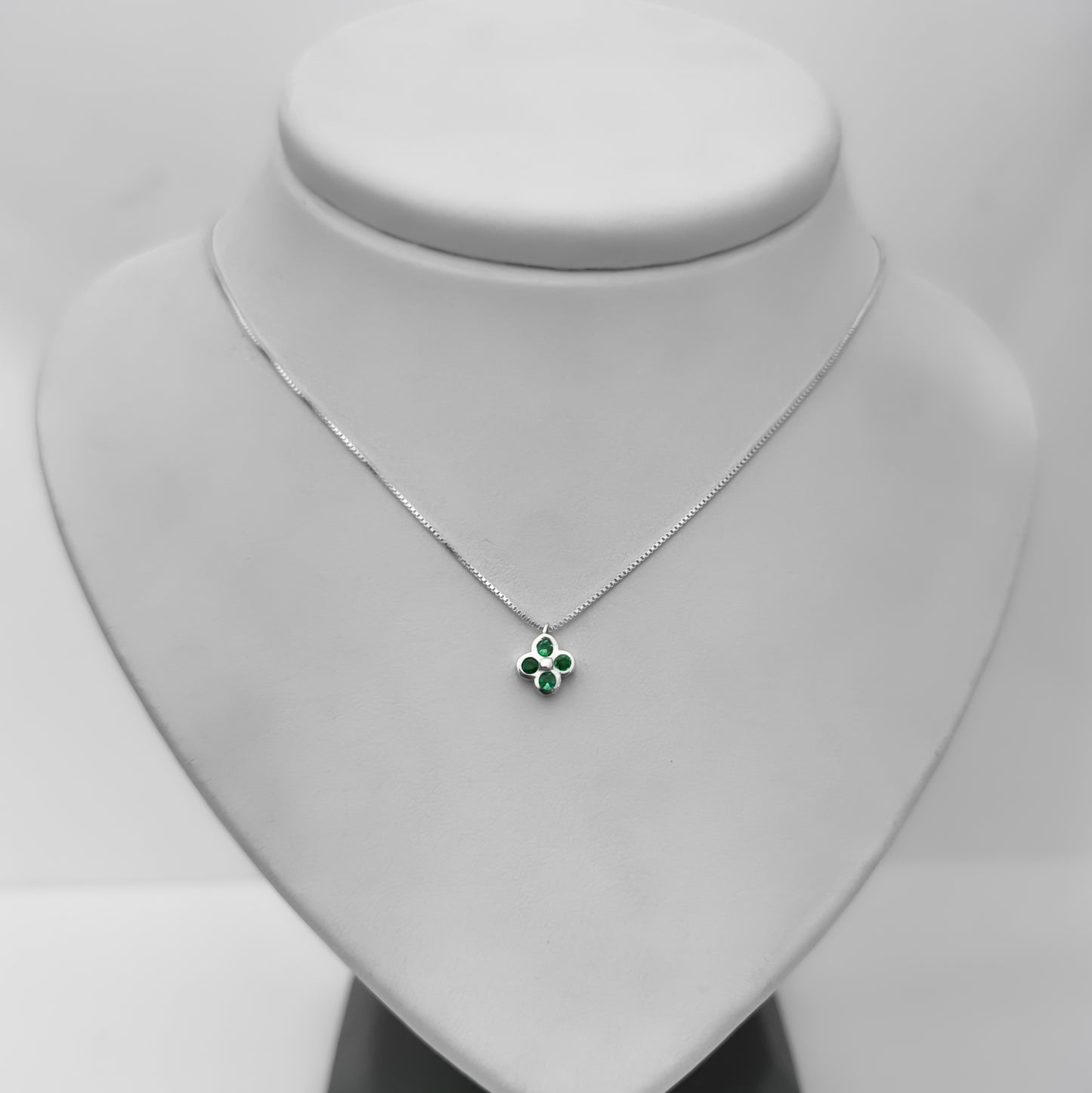 Collar Trebol con Esmeraldas