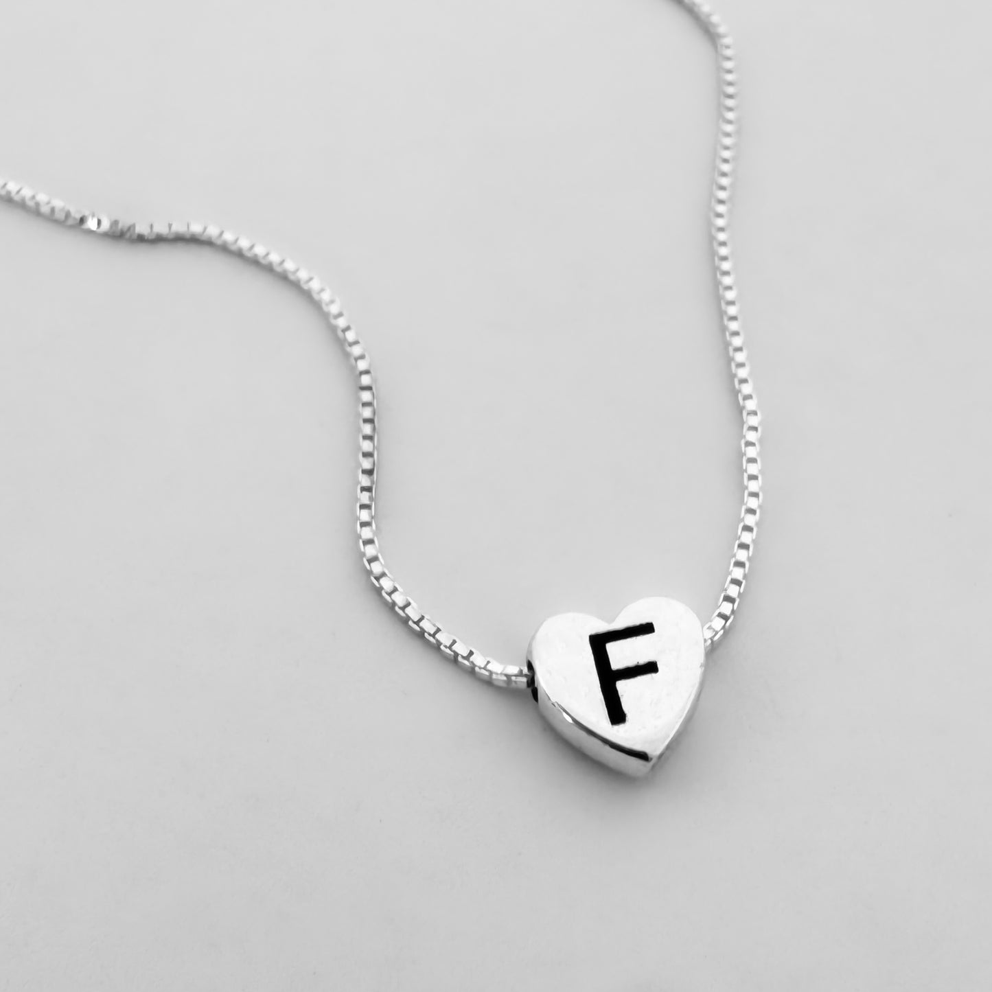 Collar con Inicial y Esmeralda
