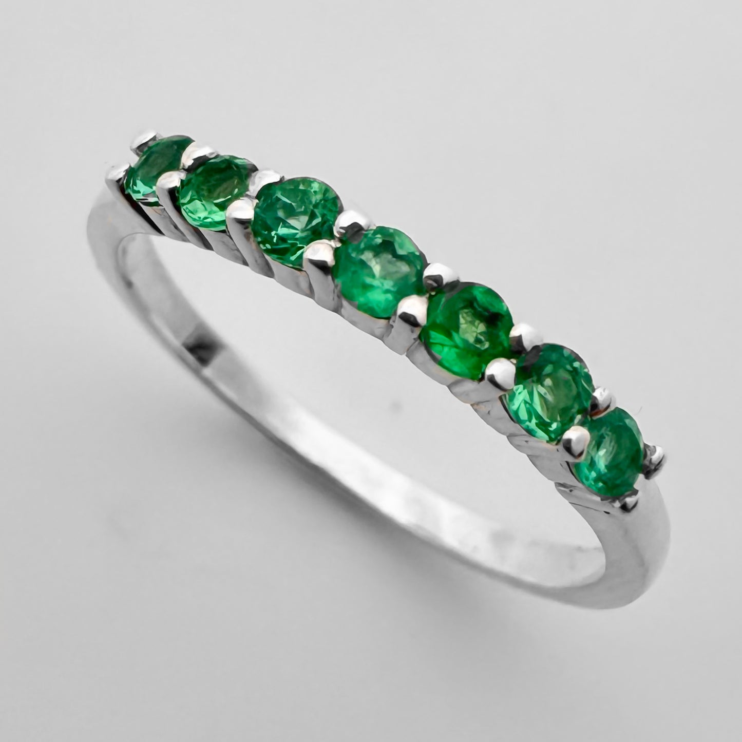 Anillo Cintillo con Esmeraldas