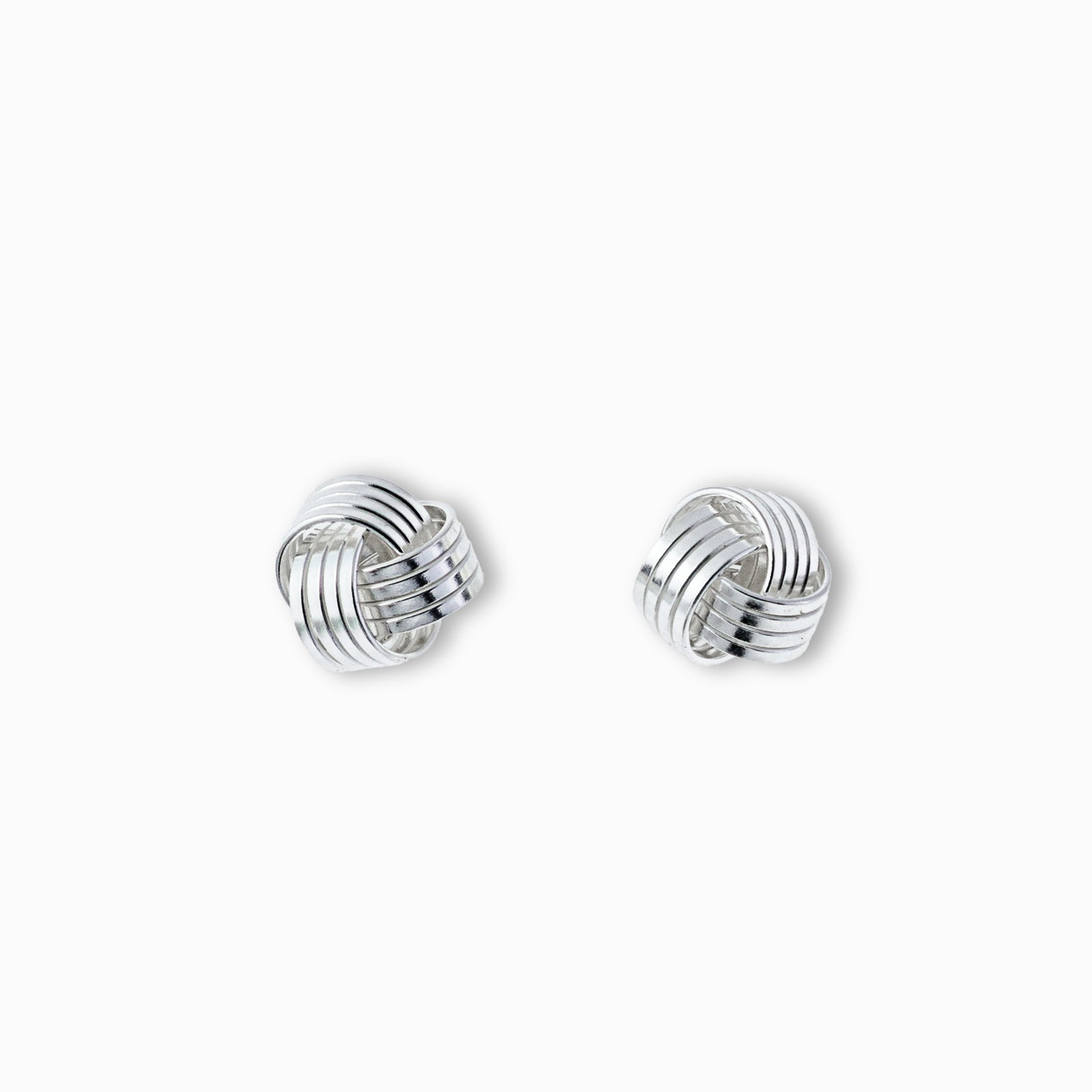 Par de aretes tipo topo con diseño de líneas entrelazadas y volumen esférico elaborados en plata ley 925 de 18 mm sobre fondo blanco.
