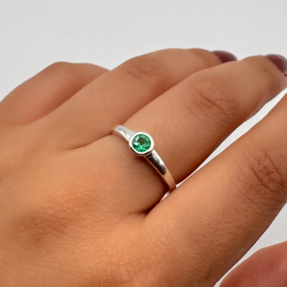 Anillo con Esmeralda