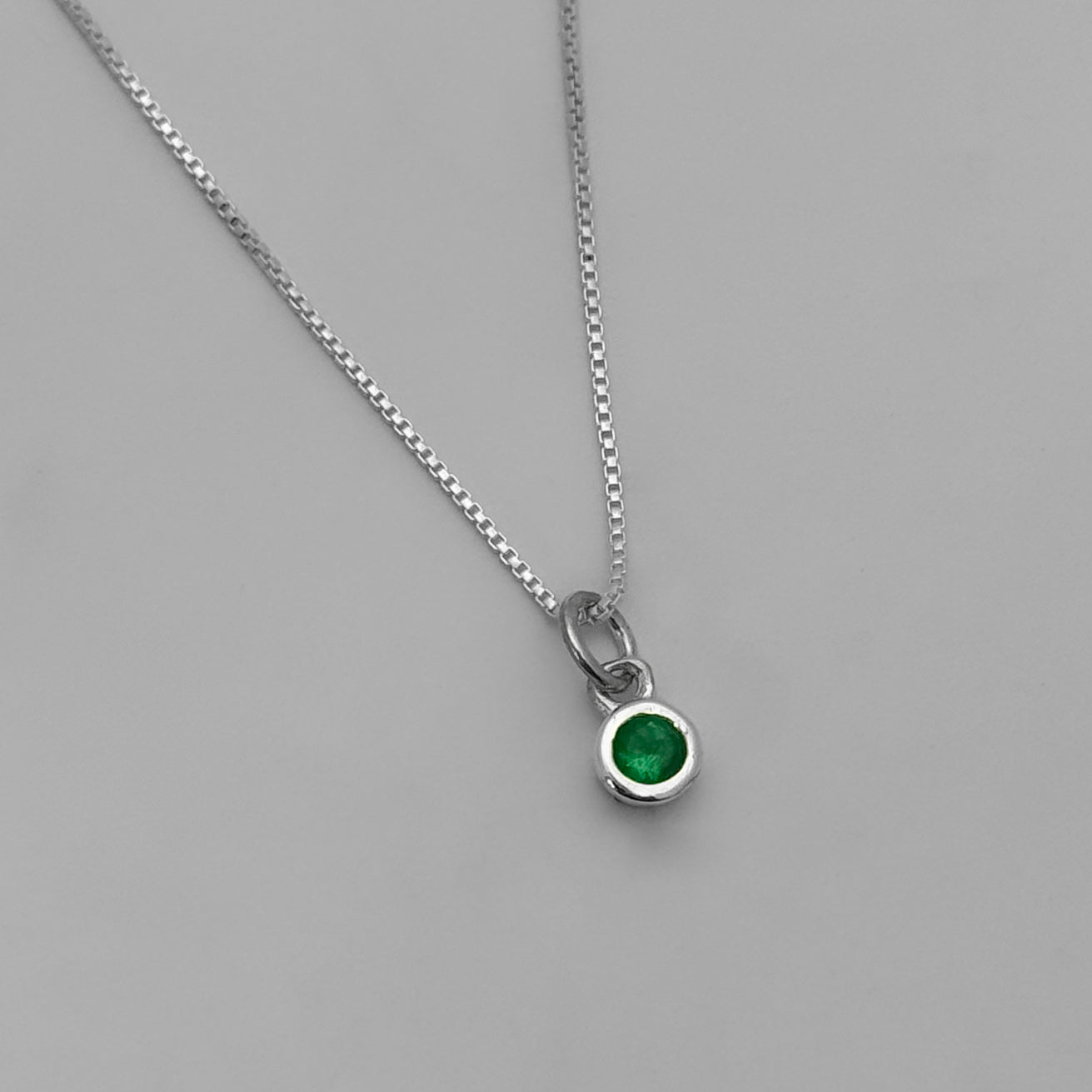 Collar Esmeralda flotante