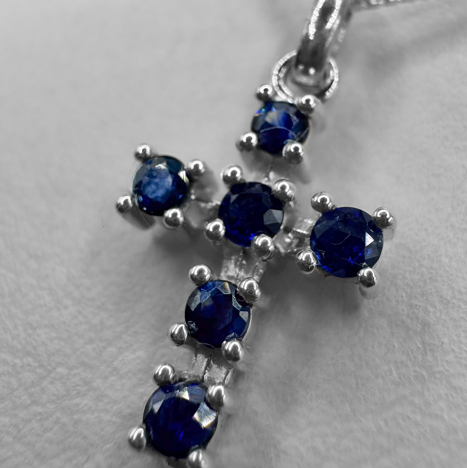 Collar Cruz con Zafiros