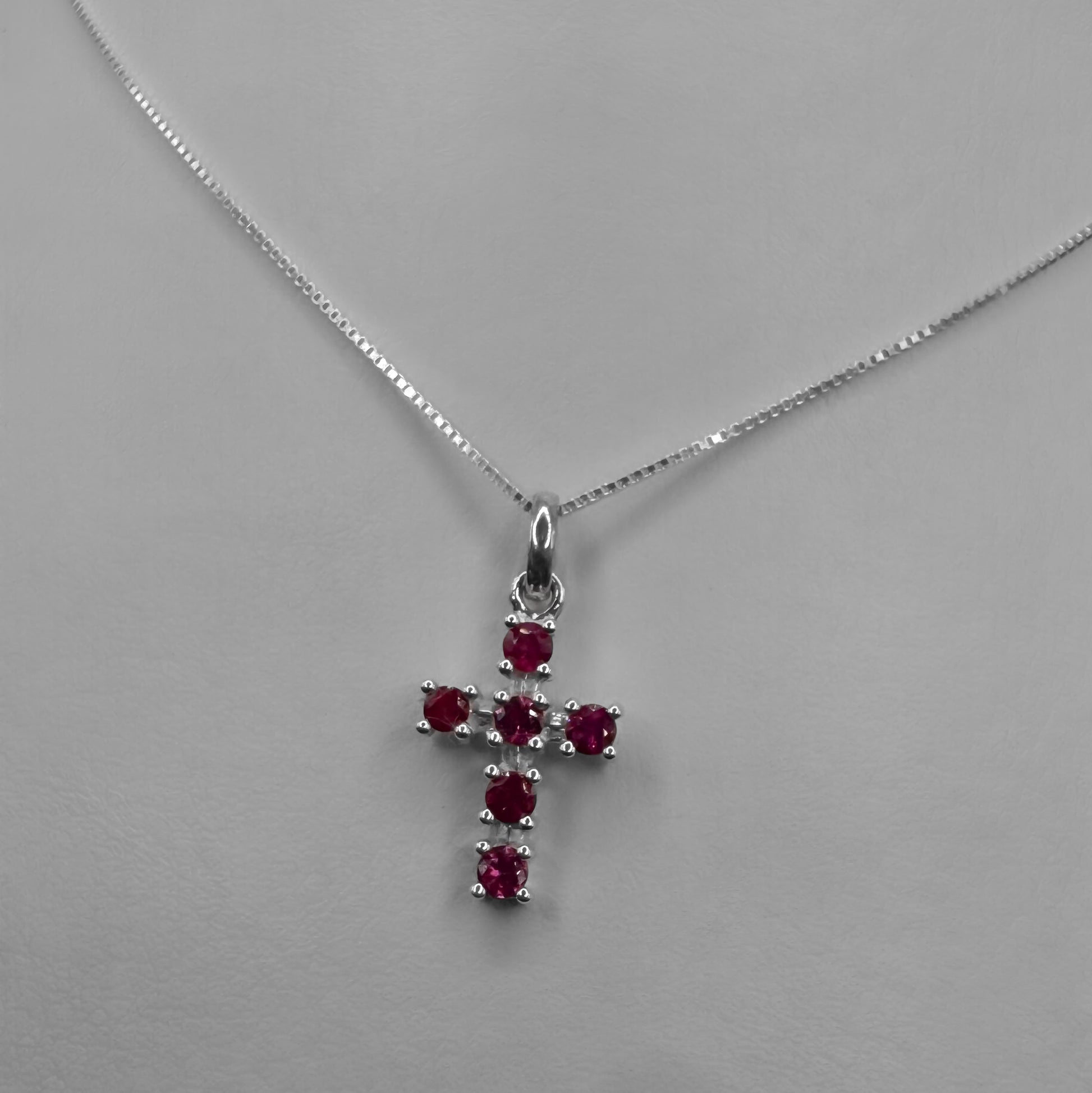 Collar Cruz con Rubies