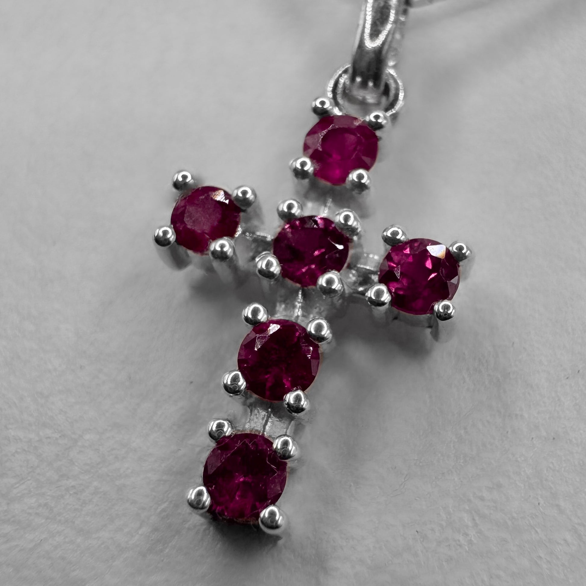 Collar Cruz con Rubies