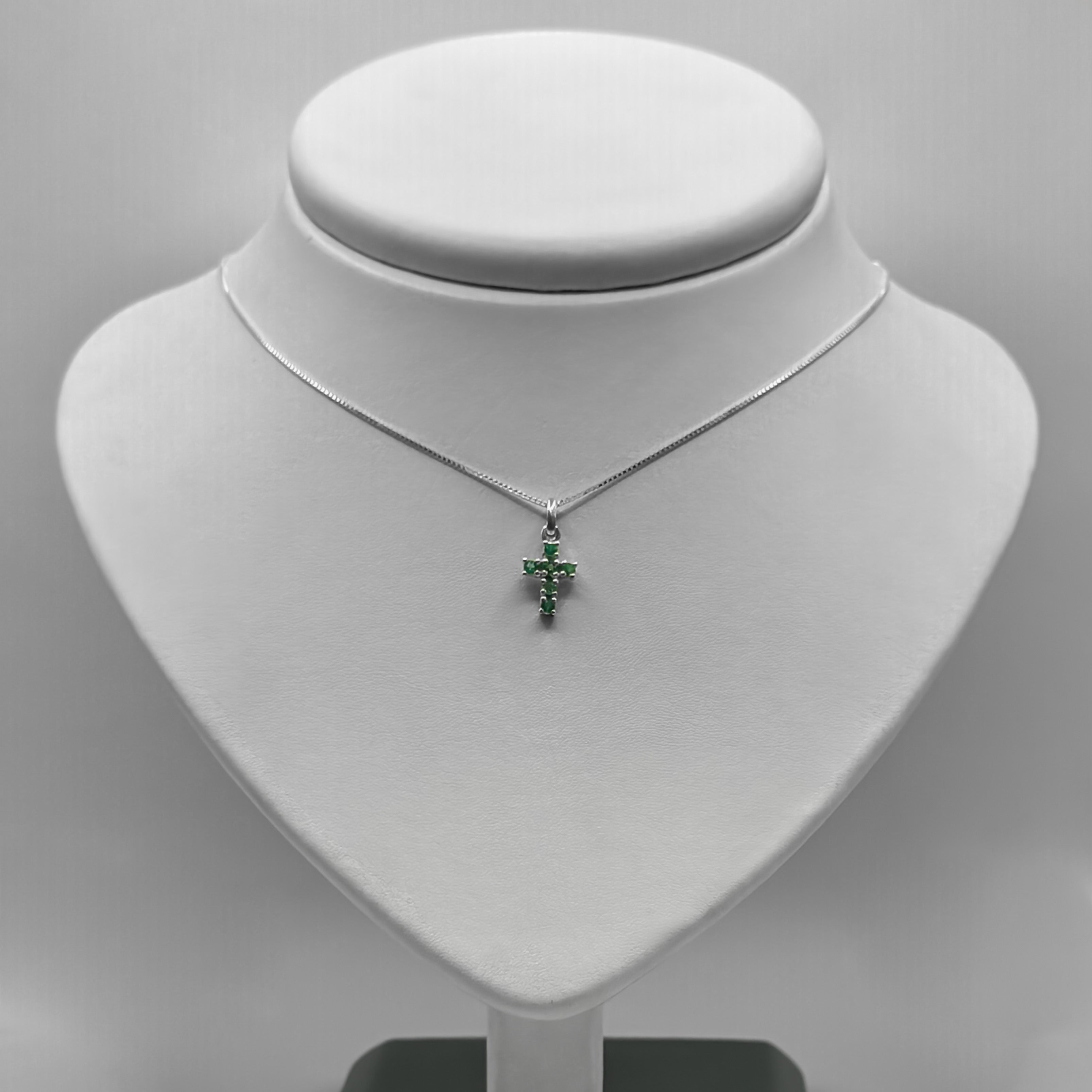 Collar Cruz con Esmeraldas
