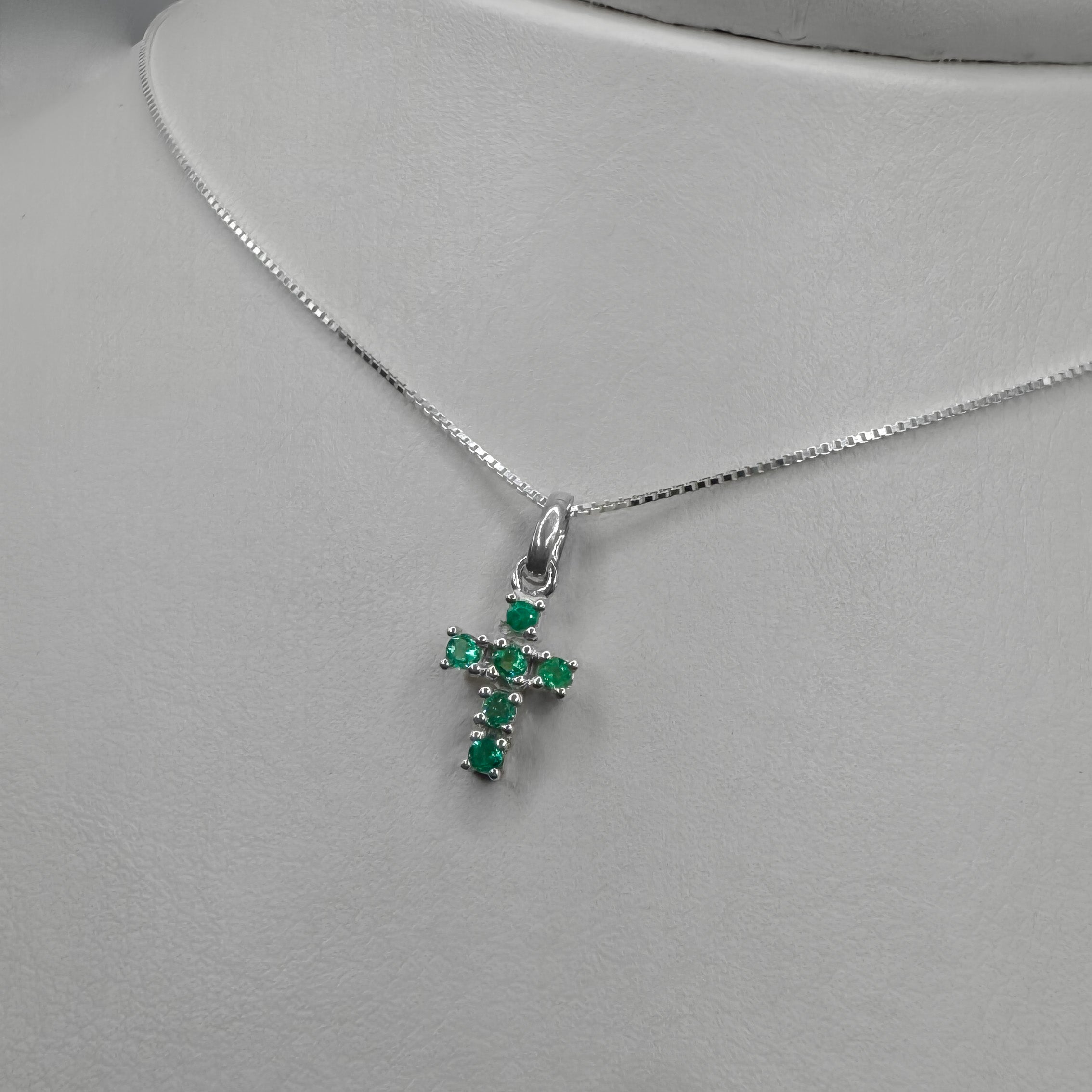 Collar Cruz con Esmeraldas