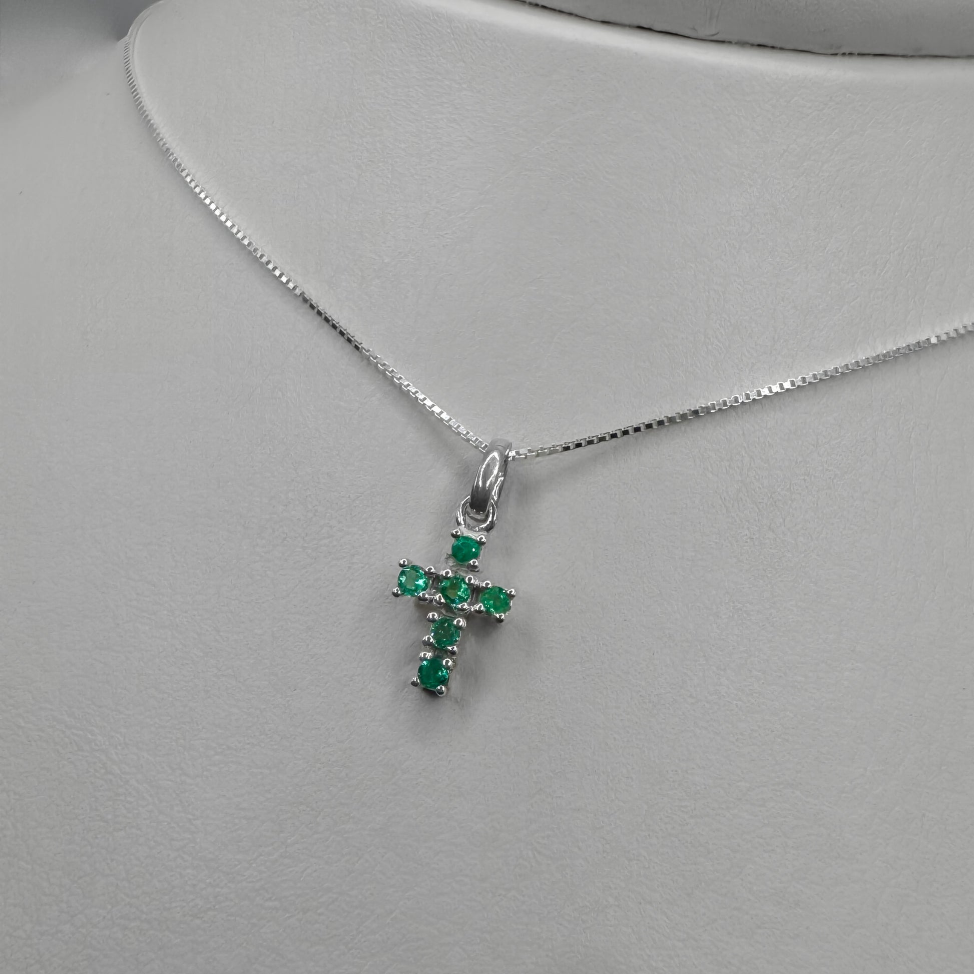Collar Cruz con Esmeraldas