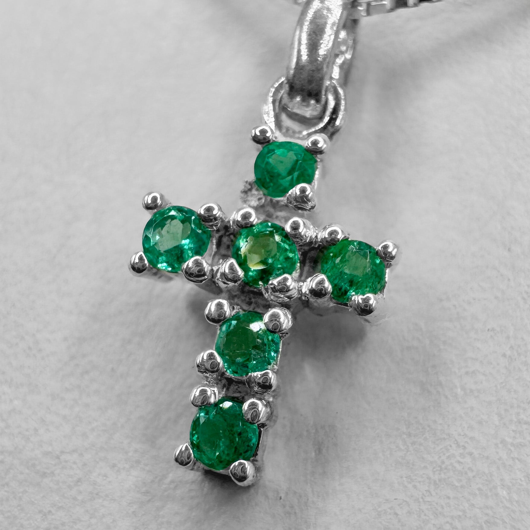 Collar Cruz con Esmeraldas