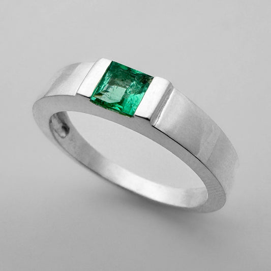 Anillo de hombre con Esmeralda