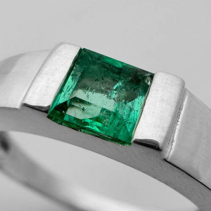 Anillo de hombre con Esmeralda