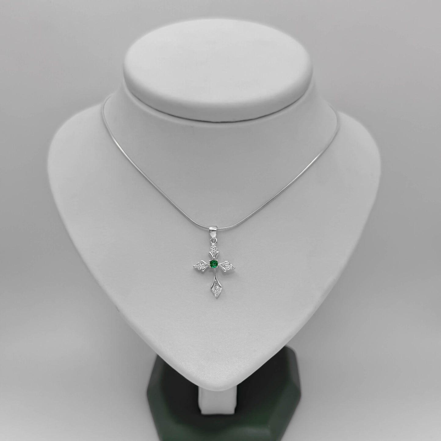 Collar Cruz con Esmeralda