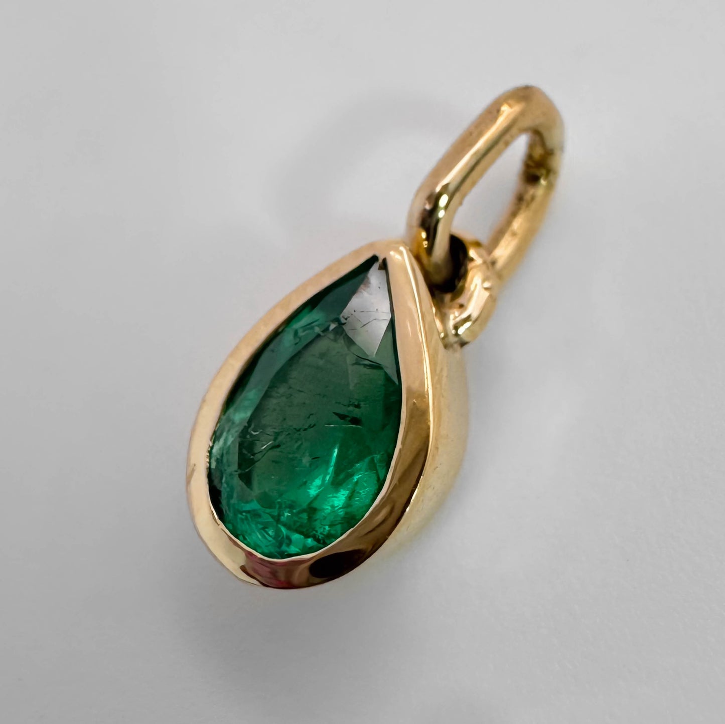 Dije Oro 18k y Esmeralda lágrima