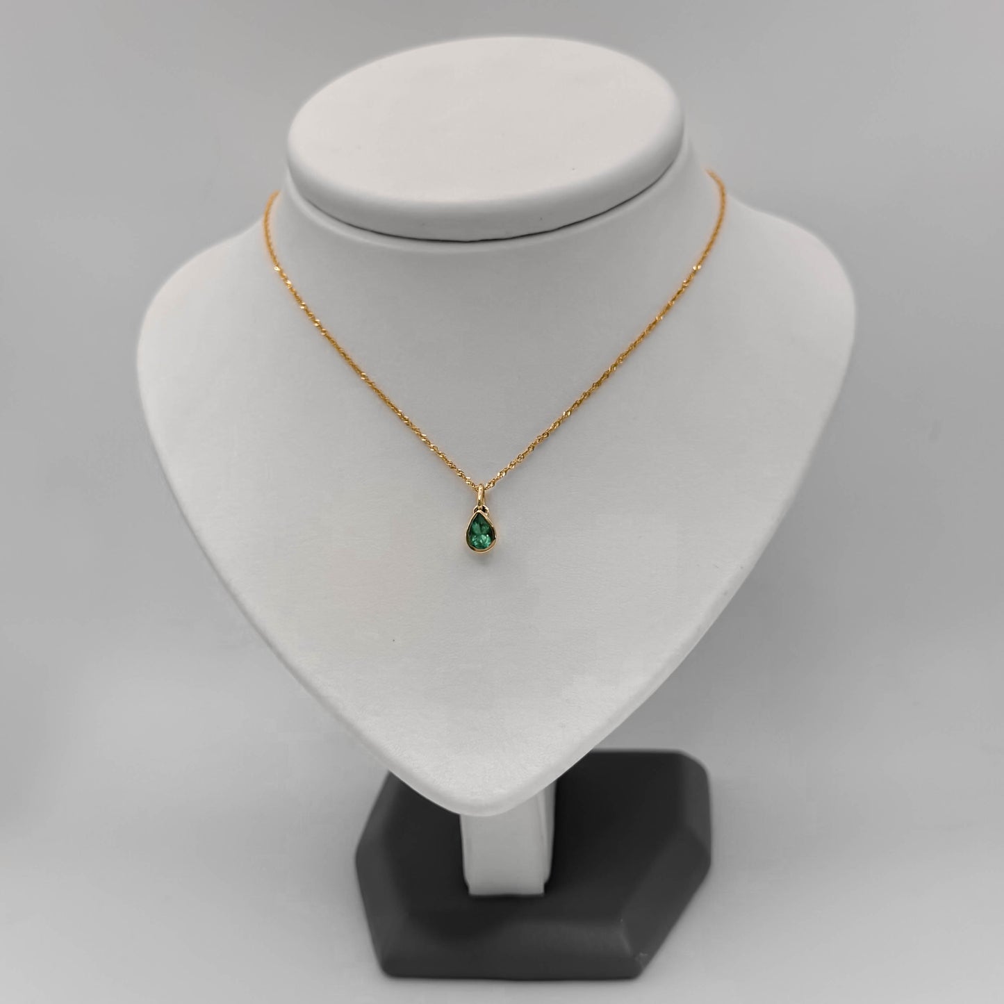 Dije Oro 18k y Esmeralda lágrima