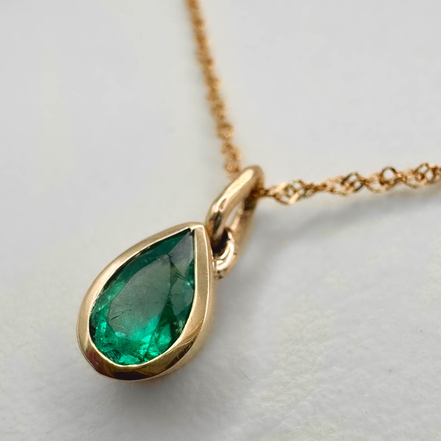 Dije Oro 18k y Esmeralda lágrima