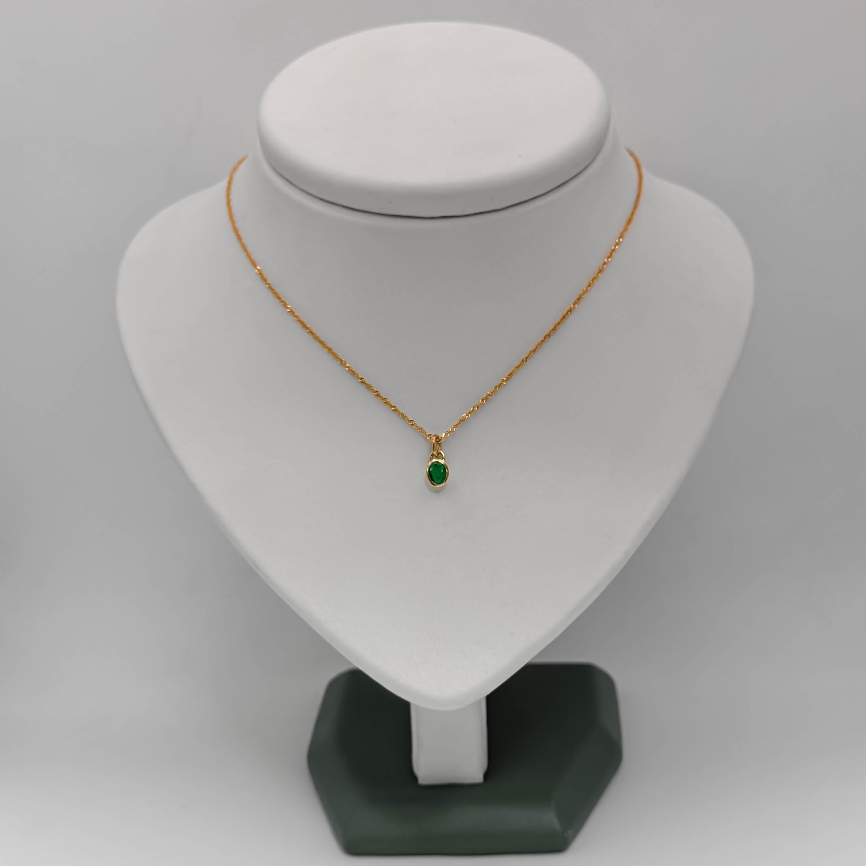 Dije Oro 18k y Esmeralda Ovalada