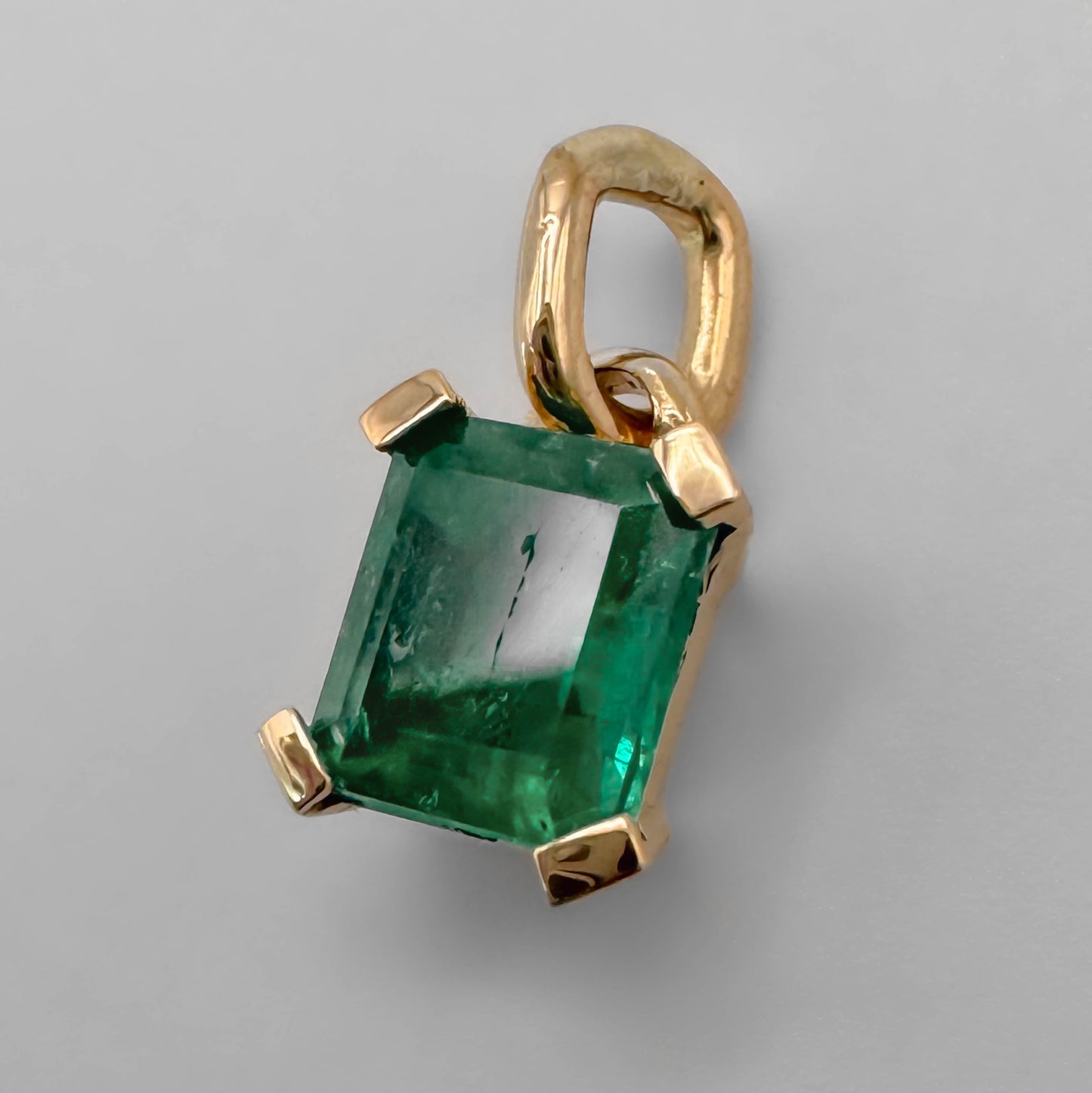 Dije Oro 18k y Esmeralda Cuadrada