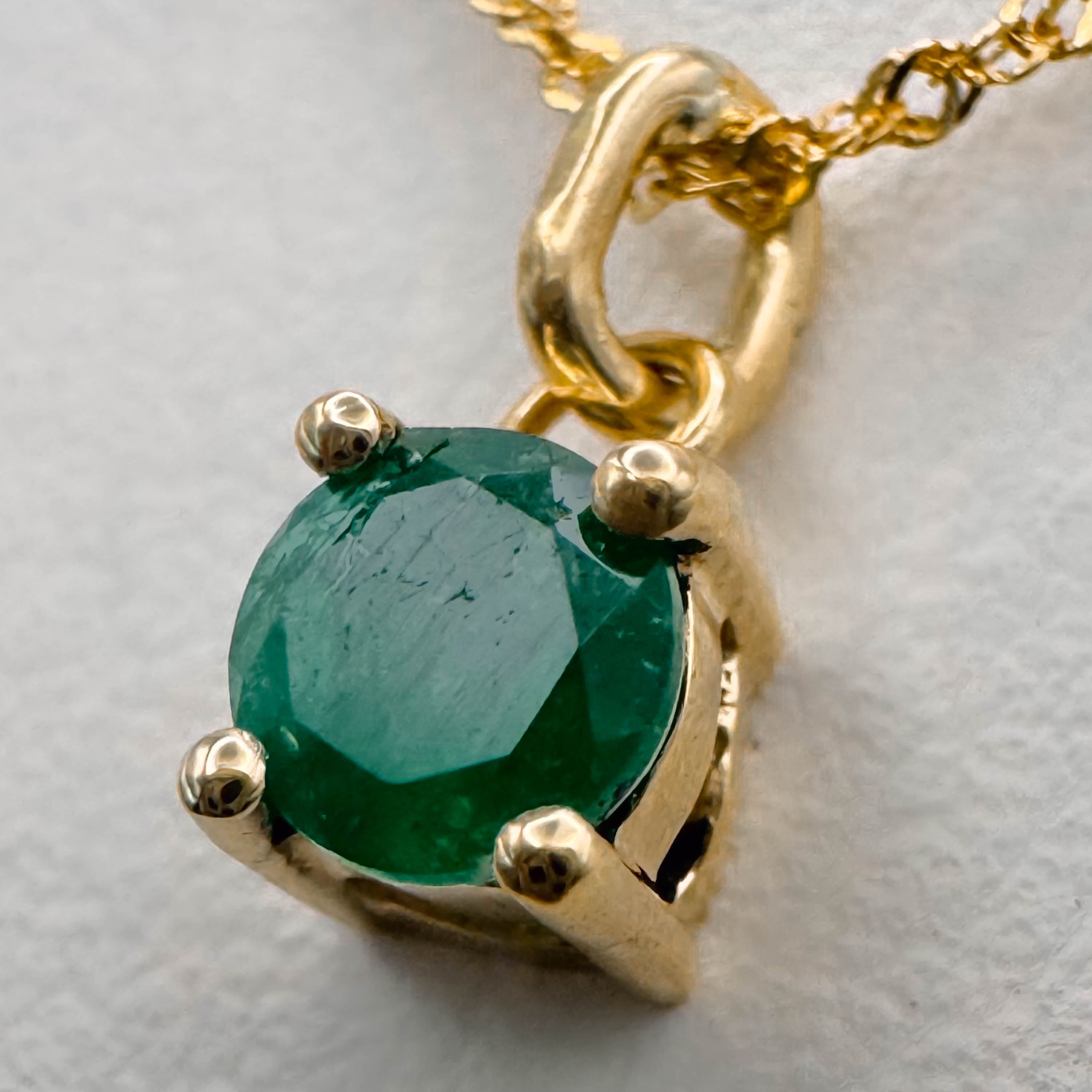 Dije Oro 18k y Esmeralda redonda