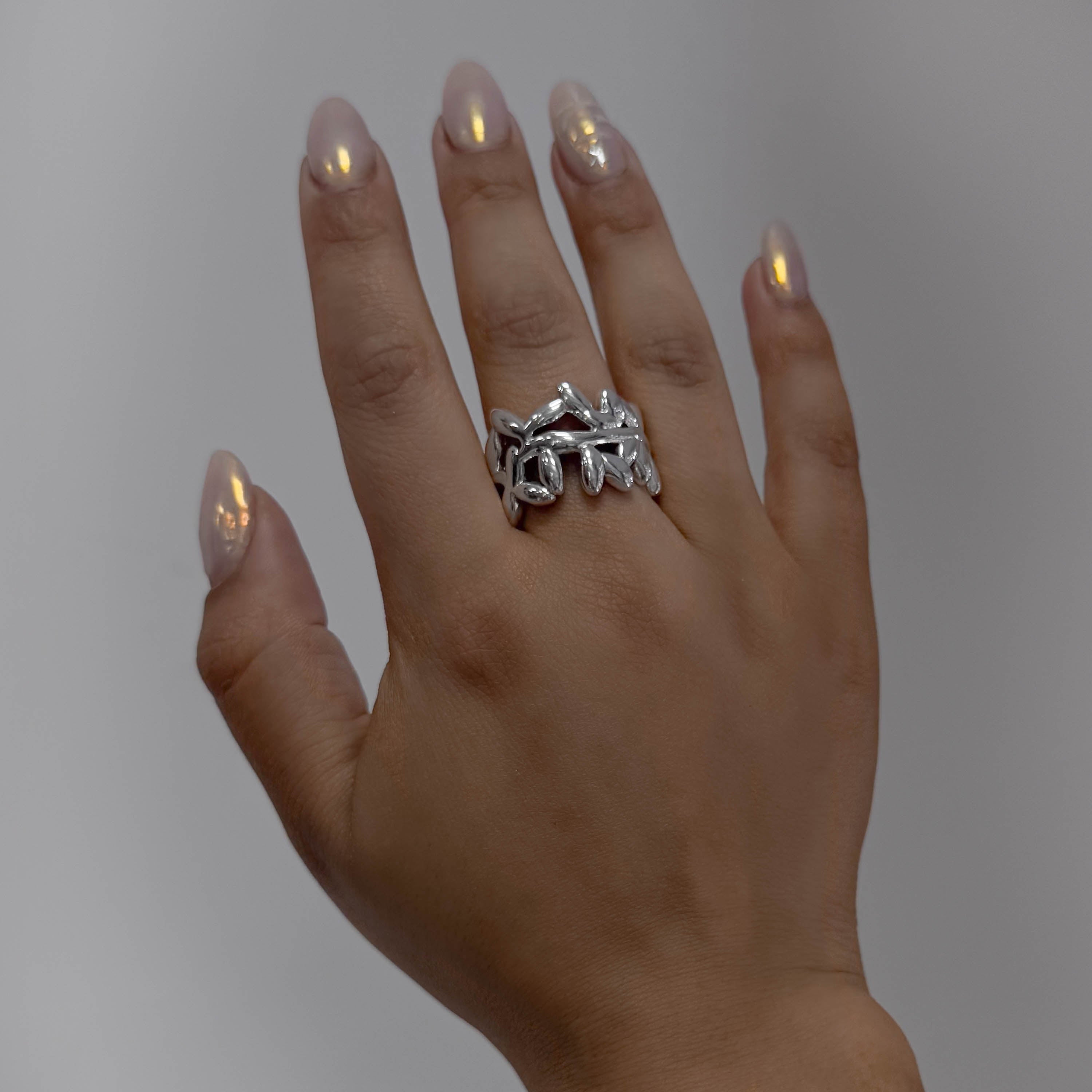 Anillo bold hojas