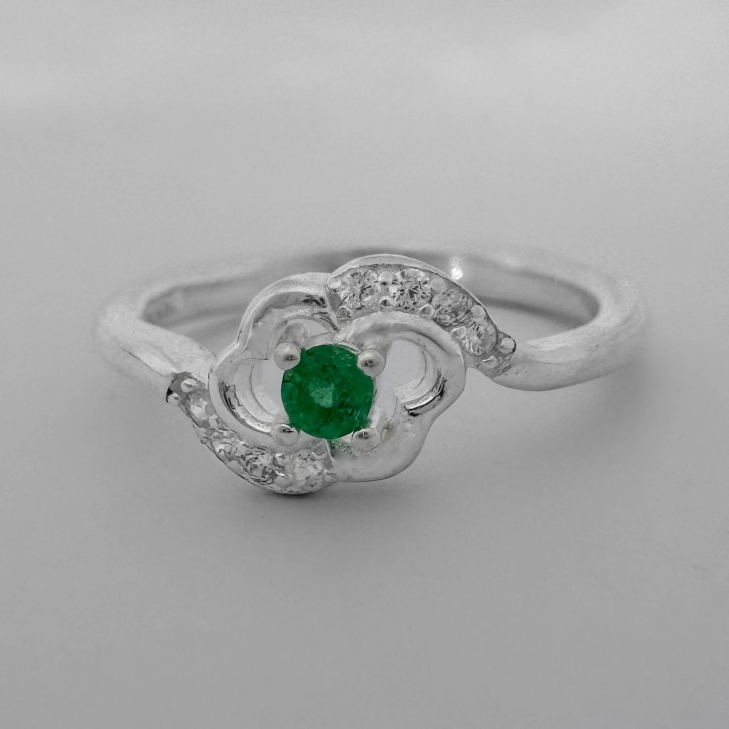 Anillo con esmeralda
