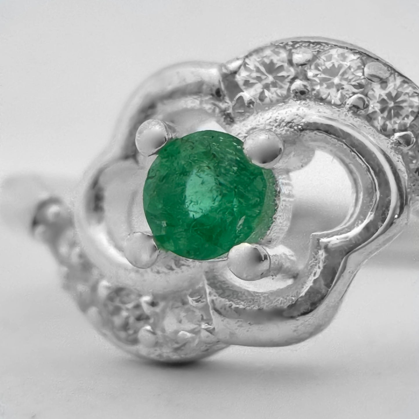Anillo con esmeralda