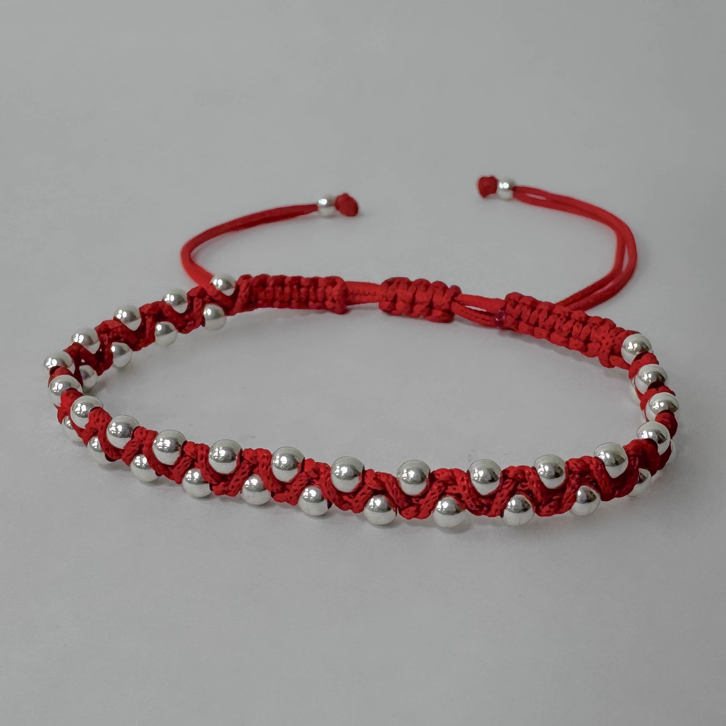 Pulsera roja tejida con esferas