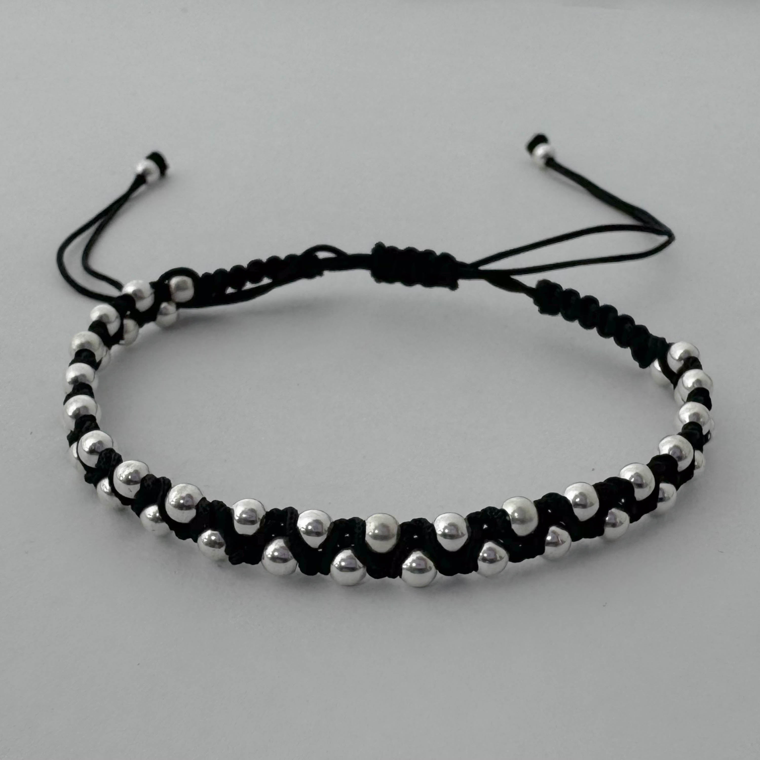 Pulsera negra tejida con esferas